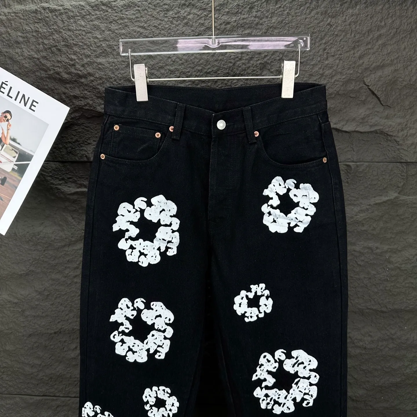 P230 Denim Tears 2025 new limited edition gem-inlaid kapok couples' washed jeans 🔥High version🔥High version🔥Top ceiling quality Styles with different washed textures are very friendly to people with thin legs and thick legs. The straight version is very flattering to the leg shape. Moderate length that never goes out of style, easy to match with casually, basic styling for various styles, a must-have in the wardrobe! The fabric is stiff but also makes the upper body soft without losing texture. The washing process is even more perfect. It is a must-have item for everyone! ! ! Washed wheat, hang tag, pants label, complete with three labels Color: black, blue, gray Size: 28, 30, 32, 34, 36 (five sizes)